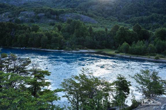 A incrível cor azul do rio Baker, escoadouro do lago General Carrera, ao lado da Carretera Austral, no sul do Chile